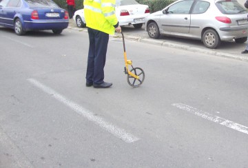 Un şofer băut şi fără permis a lovit un Logan al Poliţiei